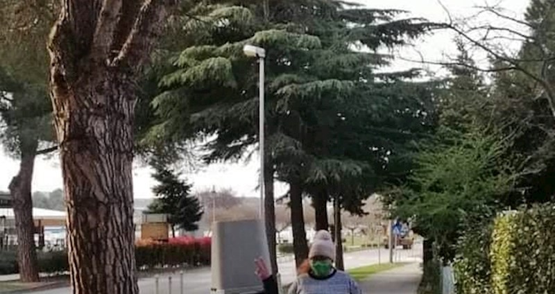 Izašli su u šetnju iako se boje koronavirusa, izgledom su začudili prolaznike