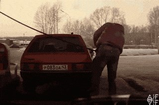 Imao je malih problema kod točenja goriva pa je problem riješio na neočekivan način