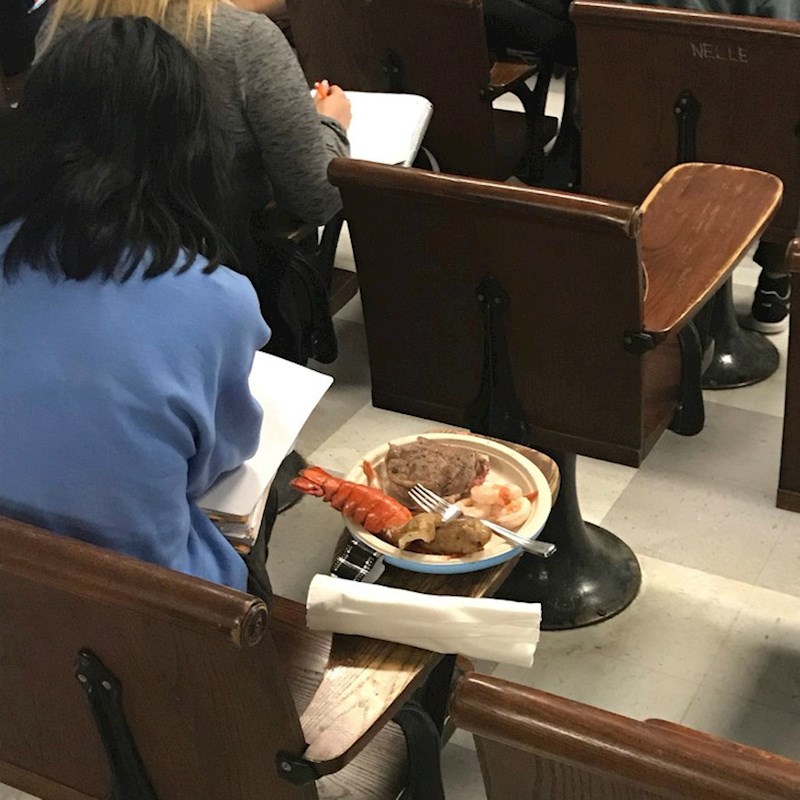 "Danas sam na predavanjima vidio nešto što nikako nisam očekivao. Pogledao sam prema dolje i vidio kolegicu koja u dvorani jede steak i jastoga."