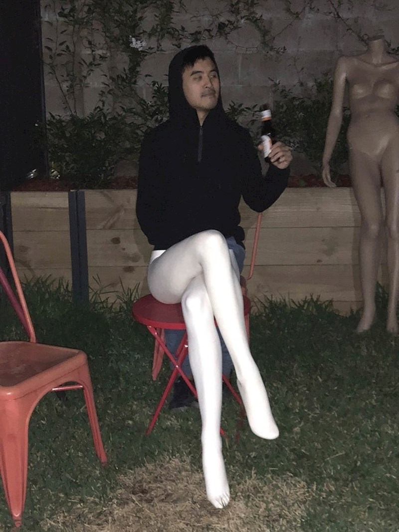 Mladić ima prekrasne noge.