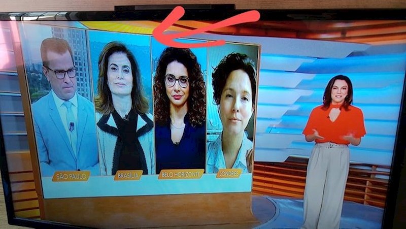 Ako gledate samo crni dio na njenoj odjeći, ona izgleda kao čovječuljak s velikom glavom i crnom haljinom.