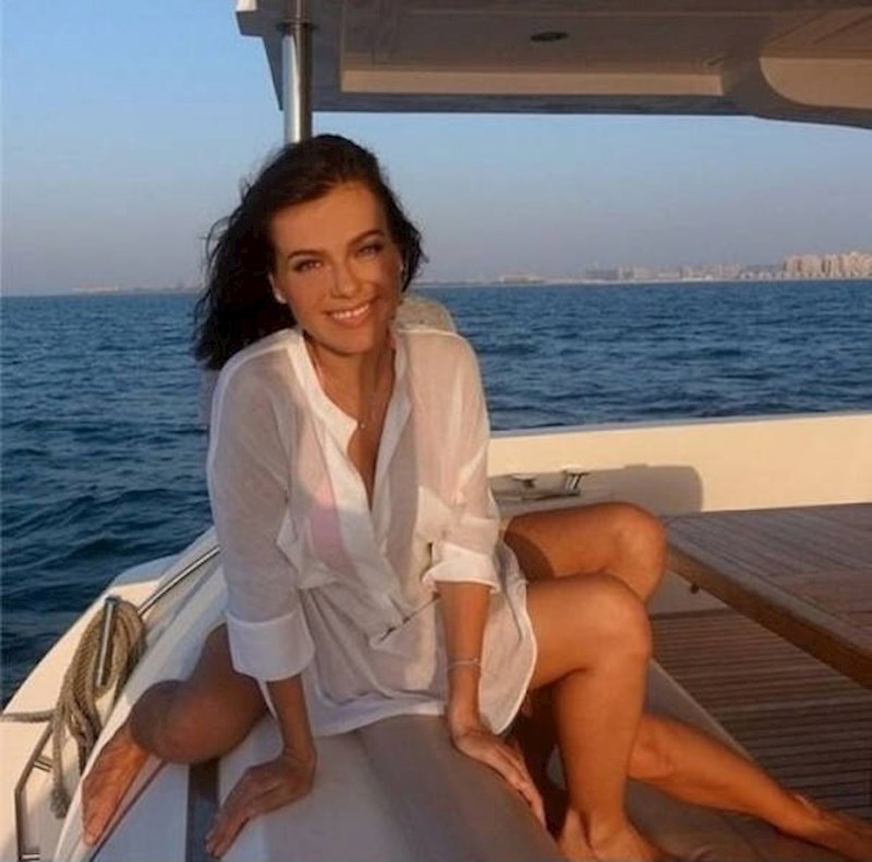 Koliko ova žena ima nogu?