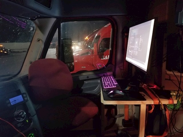 Ovaj vozač kamiona voli igrati igrice na računalu. Uredio je sebi kabinu...