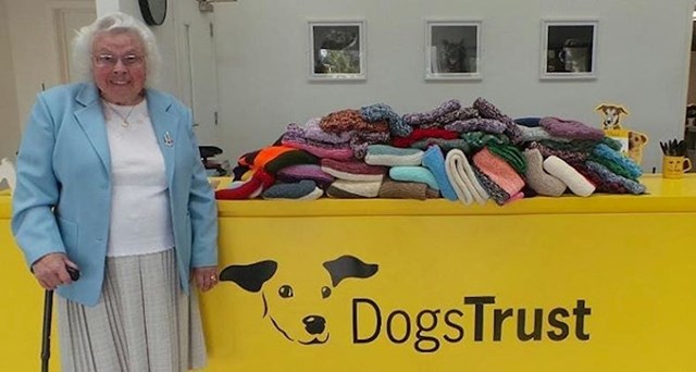 Ova 89-godišnjakinja je sama napravila 450 dekica za pse koji žive u skloništima.