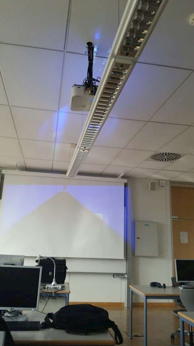Učenici neće puno toga vidjeti s ovakvim projektorom.
