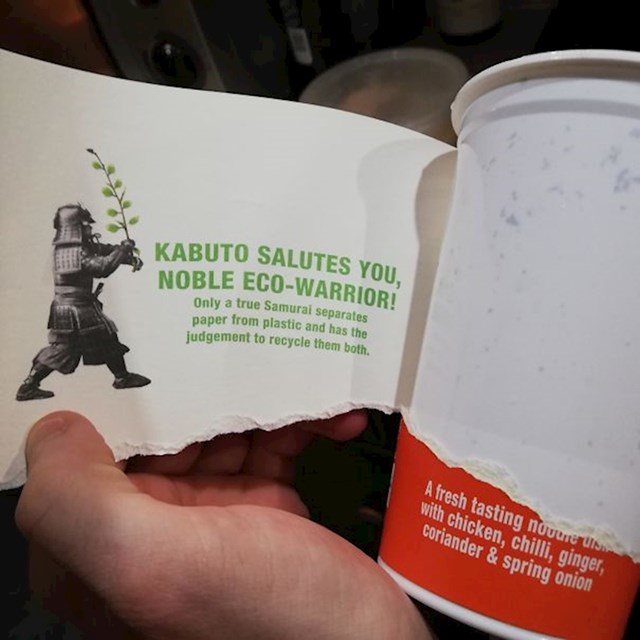 Motivacijska poruka na čaši: "Samo pravi Samurai odvaja papir od plastike."