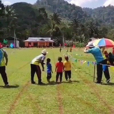 Dijete je potpuno krivo shvatilo utrku štafeta, svojim potezom je nasmijalo publiku i roditelje