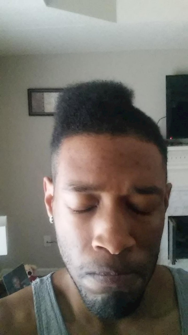 "Prvi dan je semestra, predavanje počinje za pola sata, a meni se brijaći aparat upravo ispraznio. Ne mogu naći punjač. Nema veze, idemo ovako."