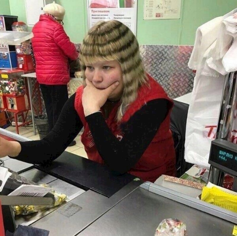 Kupci su sigurno oduševljeni frizurom ove blagajnice.