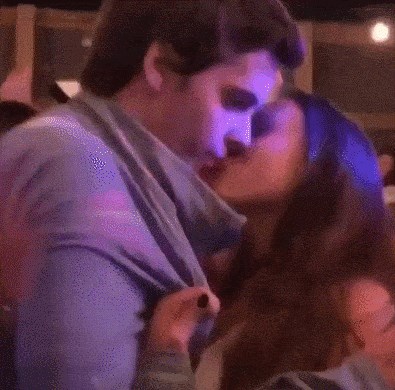 Djevojka je uživala u romantičnom trenutku, no snimka dokazuje da mladić nije bio pretjerano raspoložen