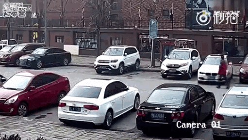 Koliko smotan ili pijan moraš biti da na parkiralištu napraviš ovakav kaos?