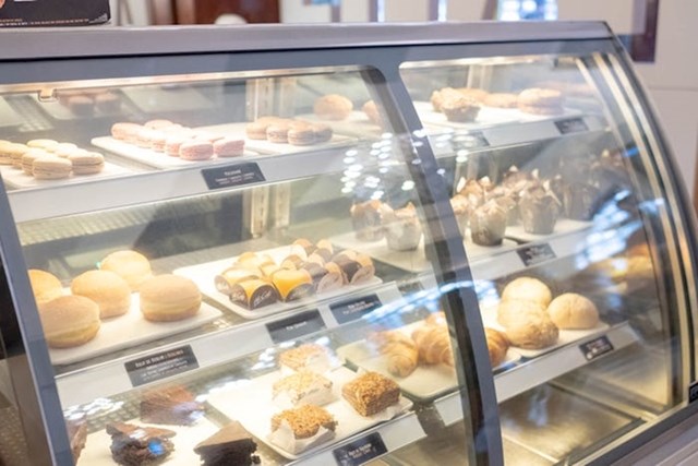 "Nakon što sam sve to zalio smoothiejem od manga i ananasa (zasad najbolji dio obroka), navratio sam do McCafea. Portugal je poznat po svojim pecivima pa sam ih odlučio potražiti ondje."