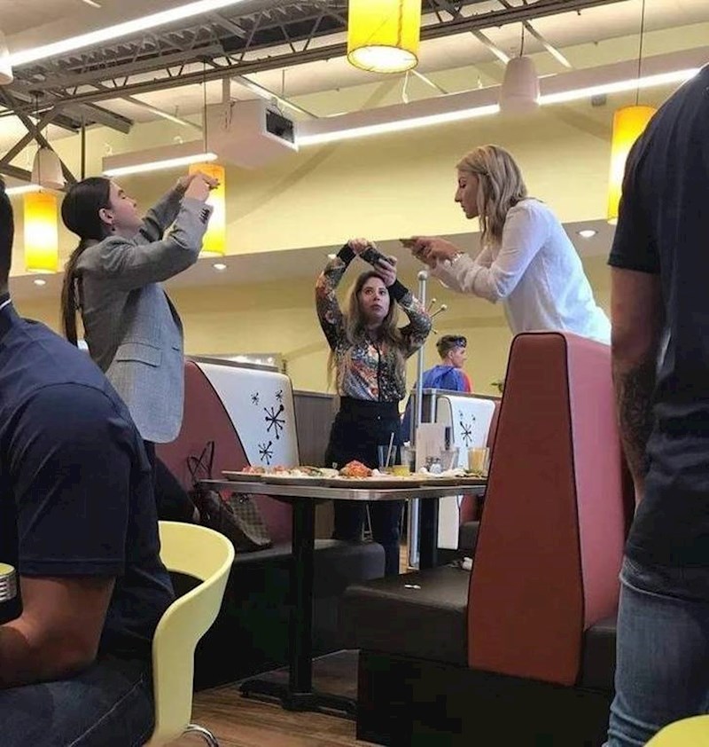 Osoba koja je uslikala ovu fotku kaže da su ove žene 10 minuta fotografirale hranu...