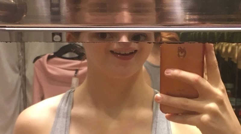 Ovo joj nije bio jedan od boljih selfija. Ogledalo je krivo.