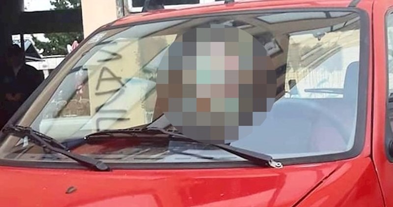 Čini se da vlasnik ovog auta ima ozbiljan problem sa svojim vozilom, prolaznik je slikao neobičan prizor