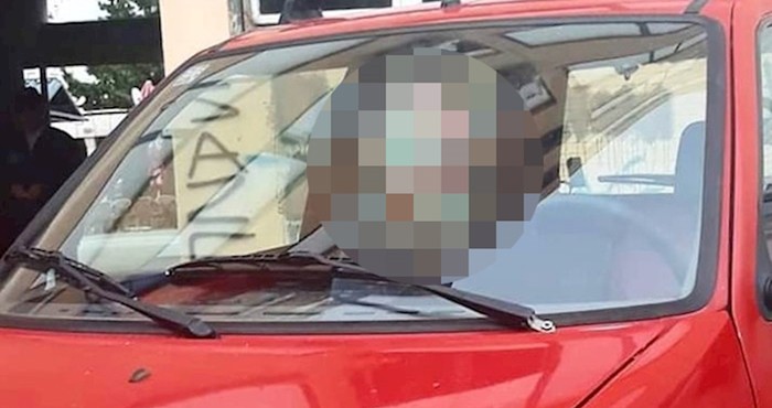 Čini se da vlasnik ovog auta ima ozbiljan problem sa svojim vozilom, prolaznik je slikao neobičan prizor