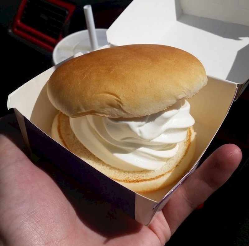Jeste li ikad jeli Ice Cream Sandwich iliti sladoled-sendvič? Ovaj lik je naručio upravo to, no dobio je nešto razočaravajuće. :)
