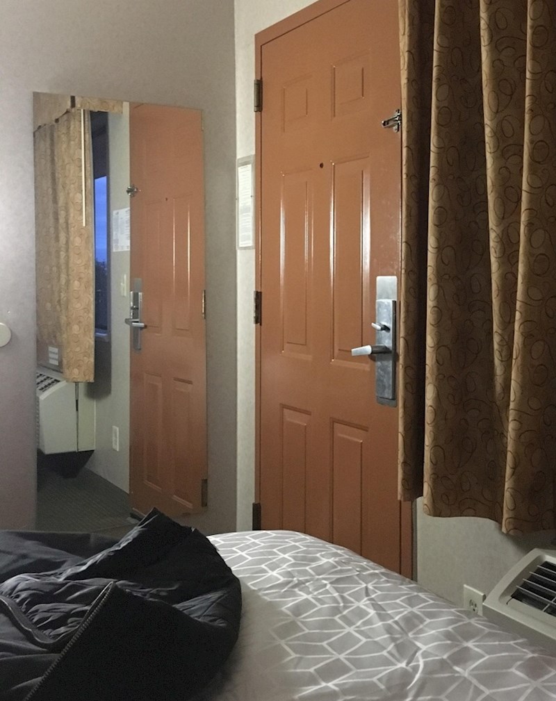 "U sobu su postavili ogledalo koje omogućava bilo kome da izvana gleda kako ležimo na krevetu, čak i kad su zastori navučeni."