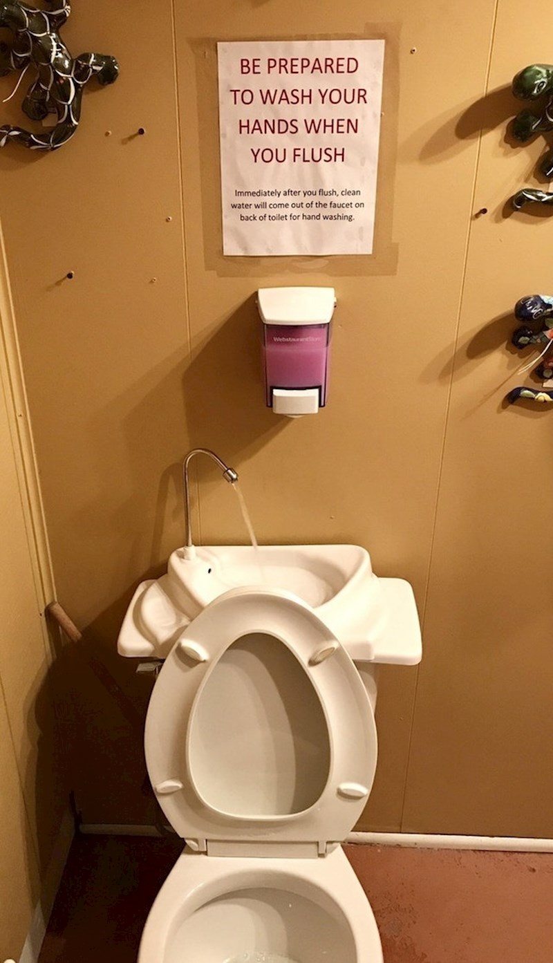 U ovom WC-u se voda od pranja ruku koristi za sljedeće puštanje vode, na taj način se štedi voda.