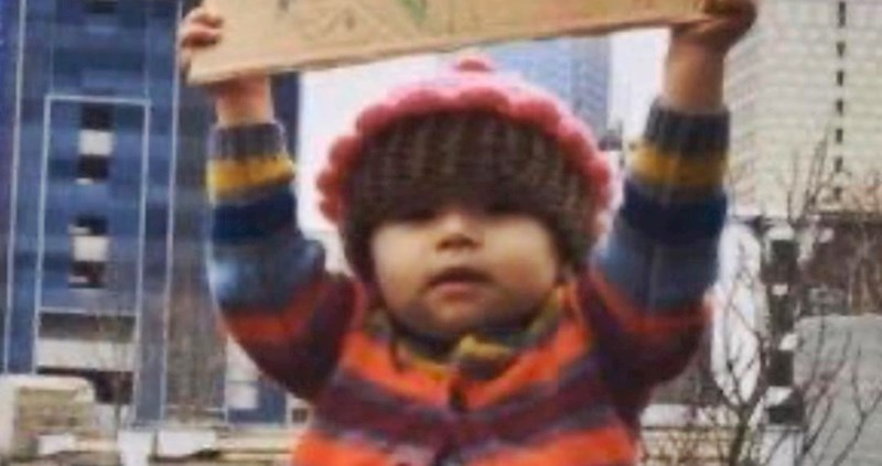 Beba je svijetu poslala važnu poruku, pogledajte kakav je natpis držala na prosvjedu