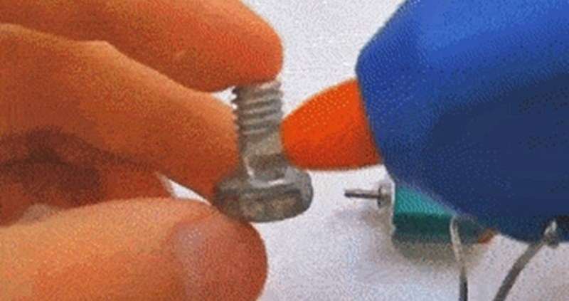 Uzeo je četku i još par stvarčica pa napravio nešto što bi inače skupo platio