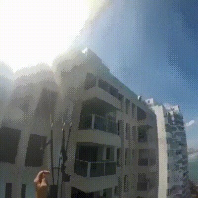 Paraglajder je letio blizu visokih zgrada, uspjelo mu je nešto o čemu nije ni sanjao