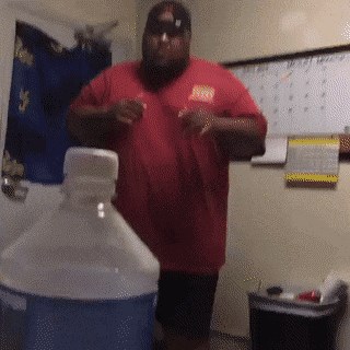 Nije uspio izvesti popularni izazov otvaranja boce nogom pa se okrenuo i učinio nešto drugo