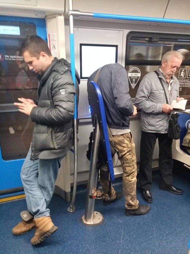 Pas na prethodnoj slici izgleda kao da nema tijelo, a ovaj put izgleda kao da nema glavu.