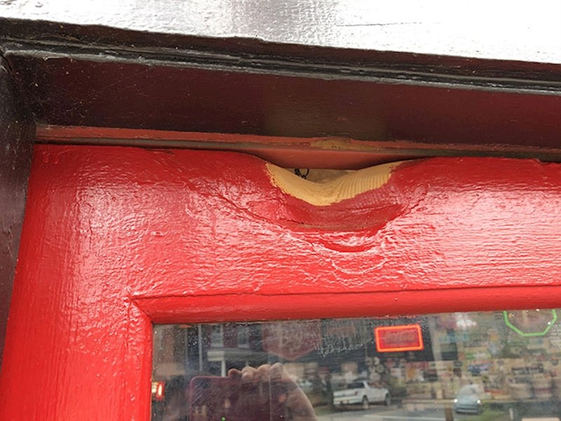 Ova vrata su se istrošila jer su nekoliko desetaka godina udarala o zvonce postavljeno na ulazu u radnju.