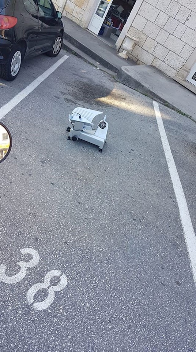 Evo kako je netko sebi rezervirao parkirno mjesto: