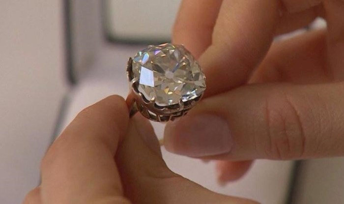 Žena je godinama nosila jeftini prsten, a onda je saznala šokantnu činjenicu