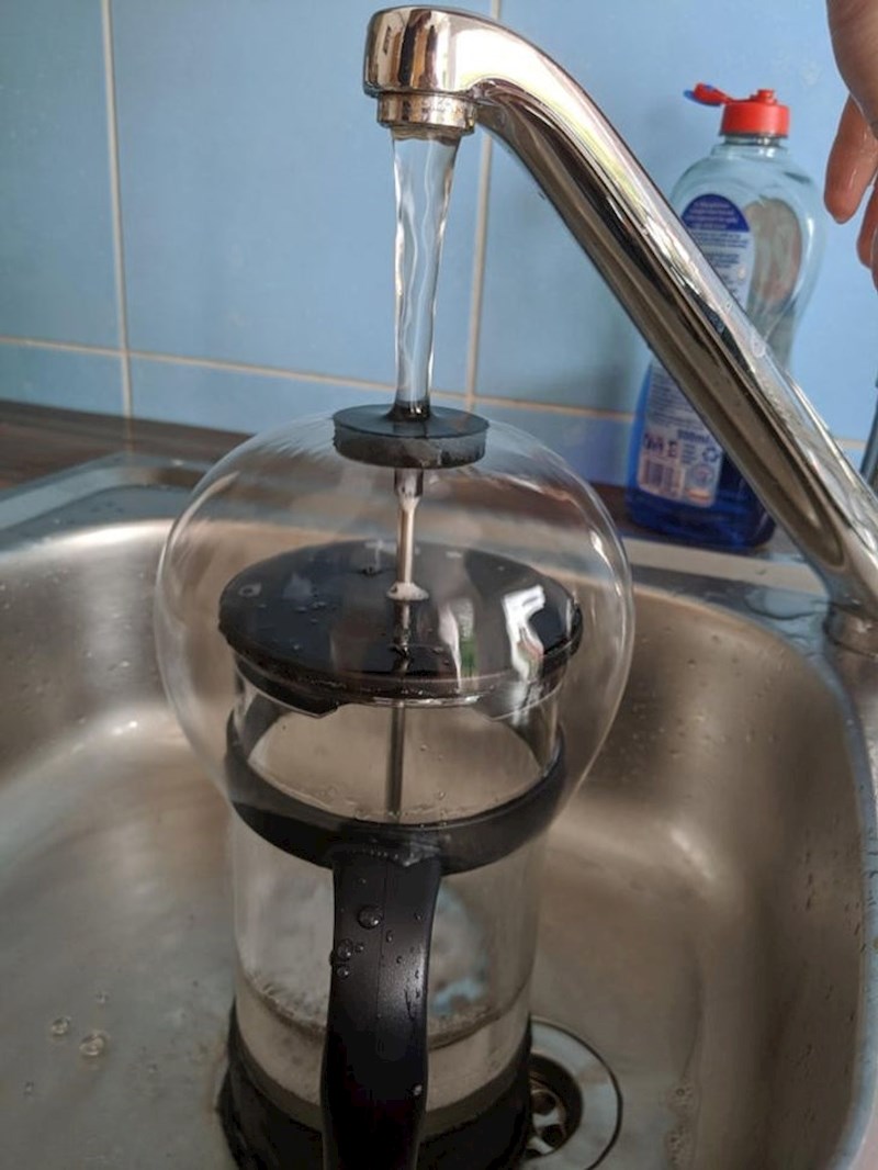 Zanimljiv prizor u kuhinji - voda je stvorila sferu koja izgleda kao staklena kupola.