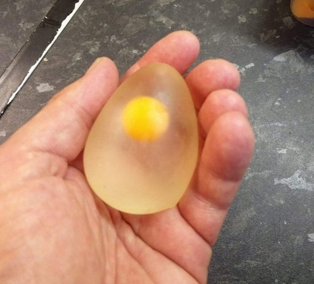 Ovako izgleda sirovo jaje bez ljuske.