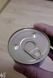 Čovjek je uzeo konzervu i snimio što se dogodi svaki put kada je počne otvarati