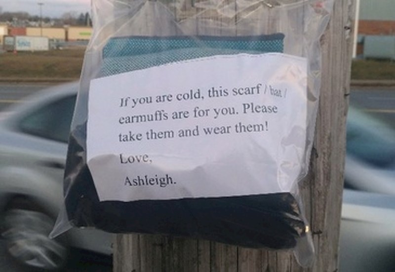 Vani je bilo jako hladno pa je netko beskućnicima ostavio kape i šalove kako bi se mogli ugrijati.