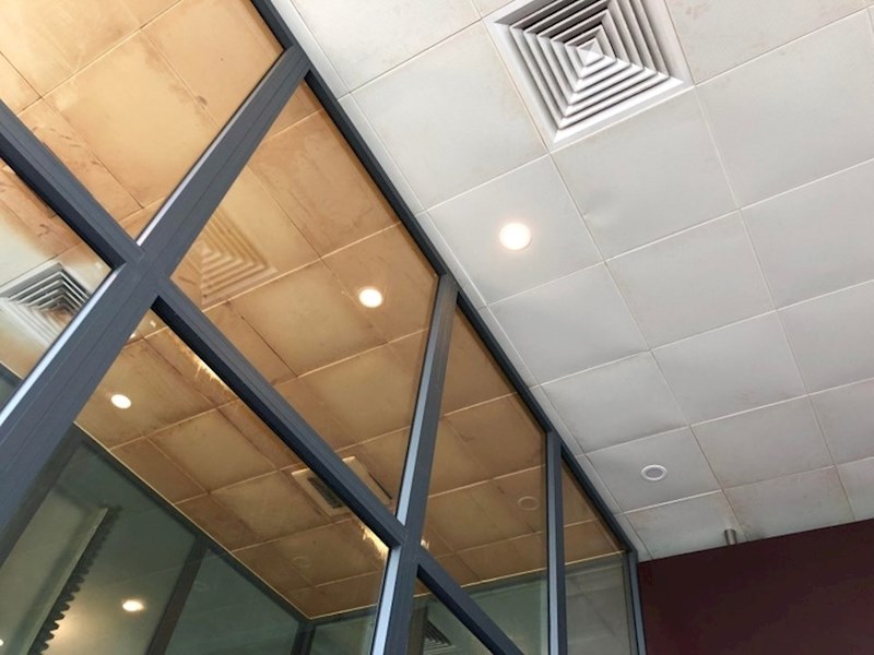 Fotografija je slikana na zračnoj luci. Lijevo je prostorija za pušače, a desno za nepušače. Utjecaj dima se jasno vidi na stropu.