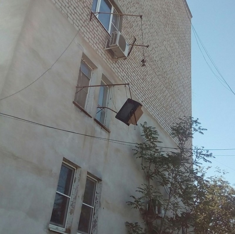 Što se dogodilo s ovim televizorom i zašto ga netko suši?