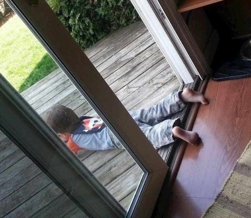 Dječačić nije smio izaći van. Noge su mu bile unutra pa je tvrdio da nije prekršio dogovor s roditeljima.