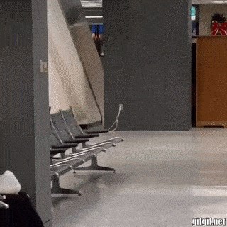 Prizor na zračnoj luci zbunio putnike: Je li ovaj čovjek vukao putnu torbu ili dijete?