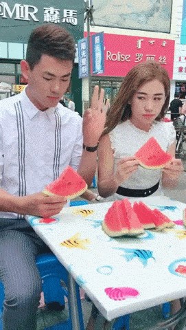 Nije joj bilo jasno kako je svoj komad lubenice tako brzo pojeo