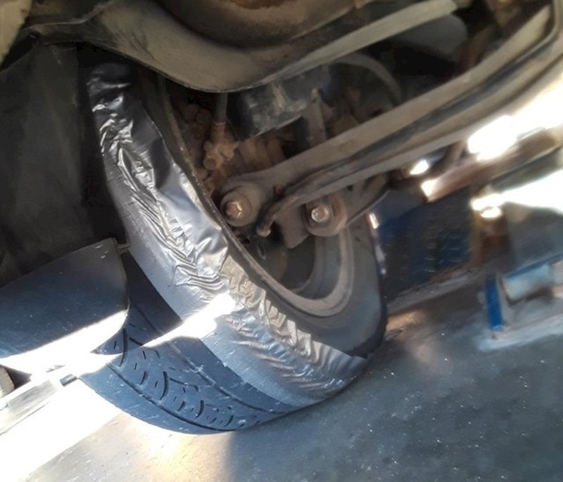 Popravio je gumu na jeftiniji način...