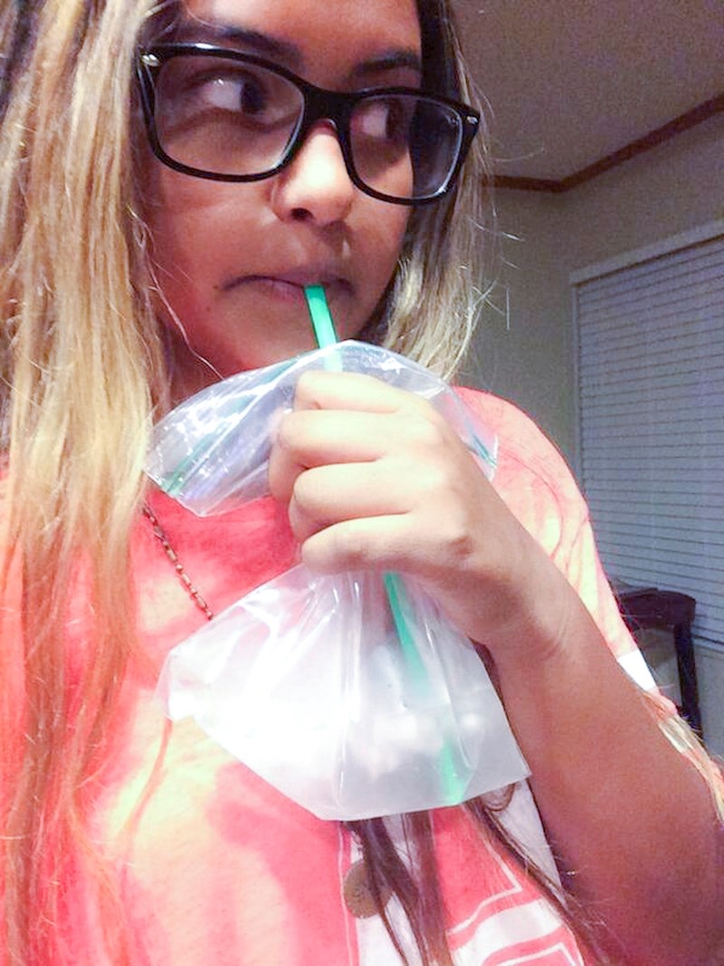 Sve čaše su bile prljave, no nije ih htjela oprati, nego je uzela vrećicu i u njoj napravila limunadu.