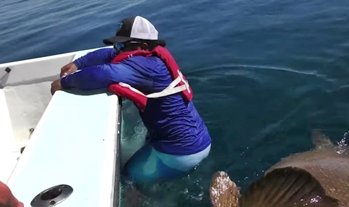 VIDEO Ribar je ulovio svoju najveću ribu ikad, no onda je shvatio da postoji jedan problem