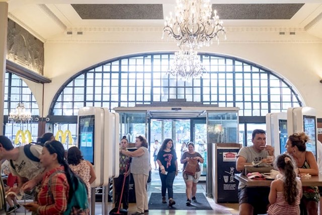 "Kristalni lusteri koji vise u ovom restoranu snažan su kontrast u odnosu na ono što obično vidimo u McDonald's restoranima."