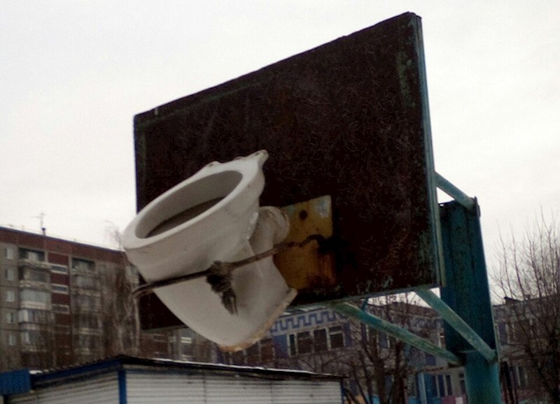 Umjesto koša postavili su WC školjku. Ovaj sport je pravo sranje.