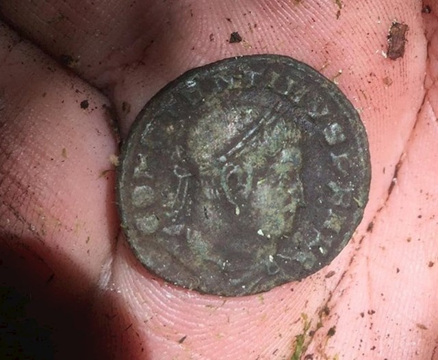 "U Francuskoj smo pomoću detektora metala našli ovu staru rimsku kovanicu. Napravljena je u prvoj polovici 4. stoljeća za vrijeme cara Konstantina I. na području današnje Njemačke."