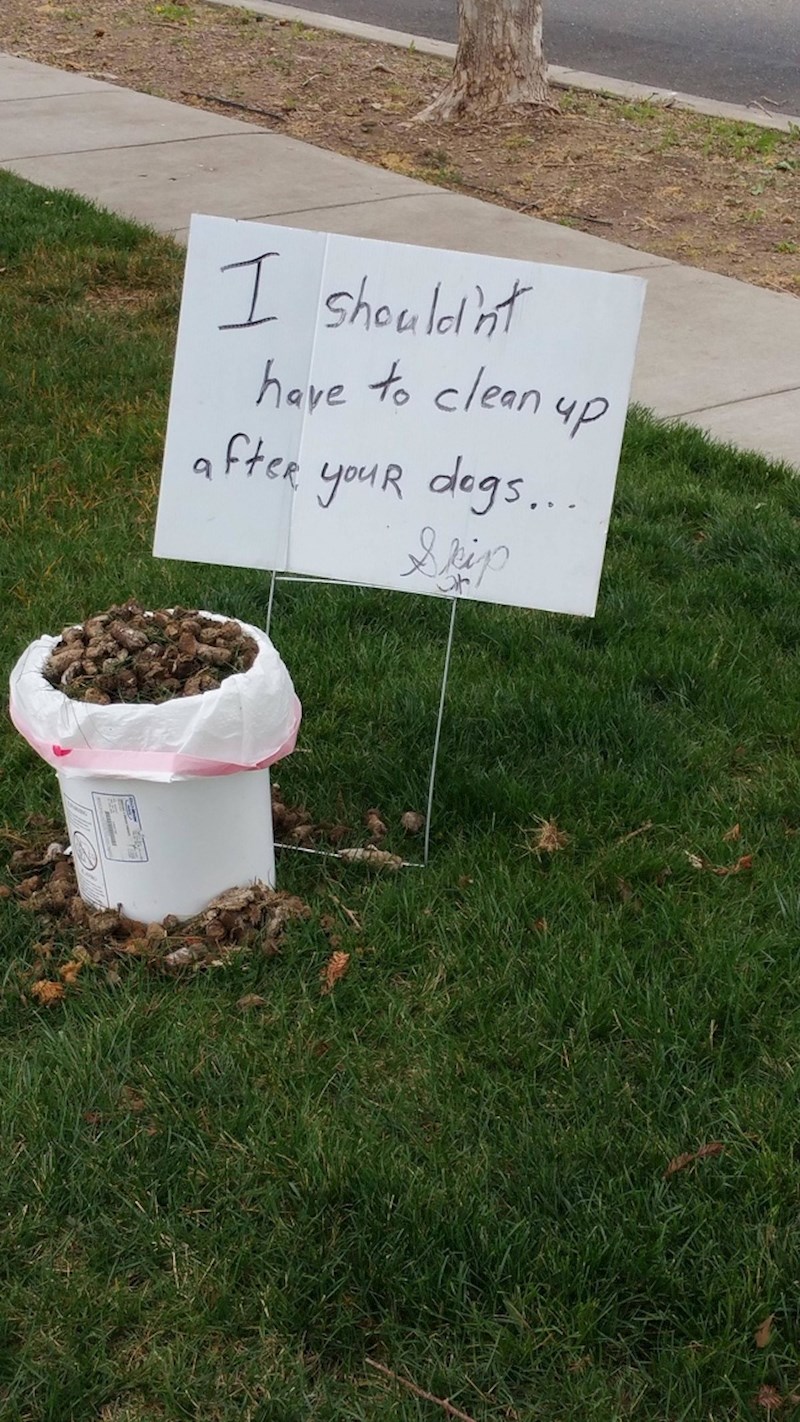 Susjed je bio umoran od čišćenja kakice tuđih pasa pa je ostavio poruku s dokazom.