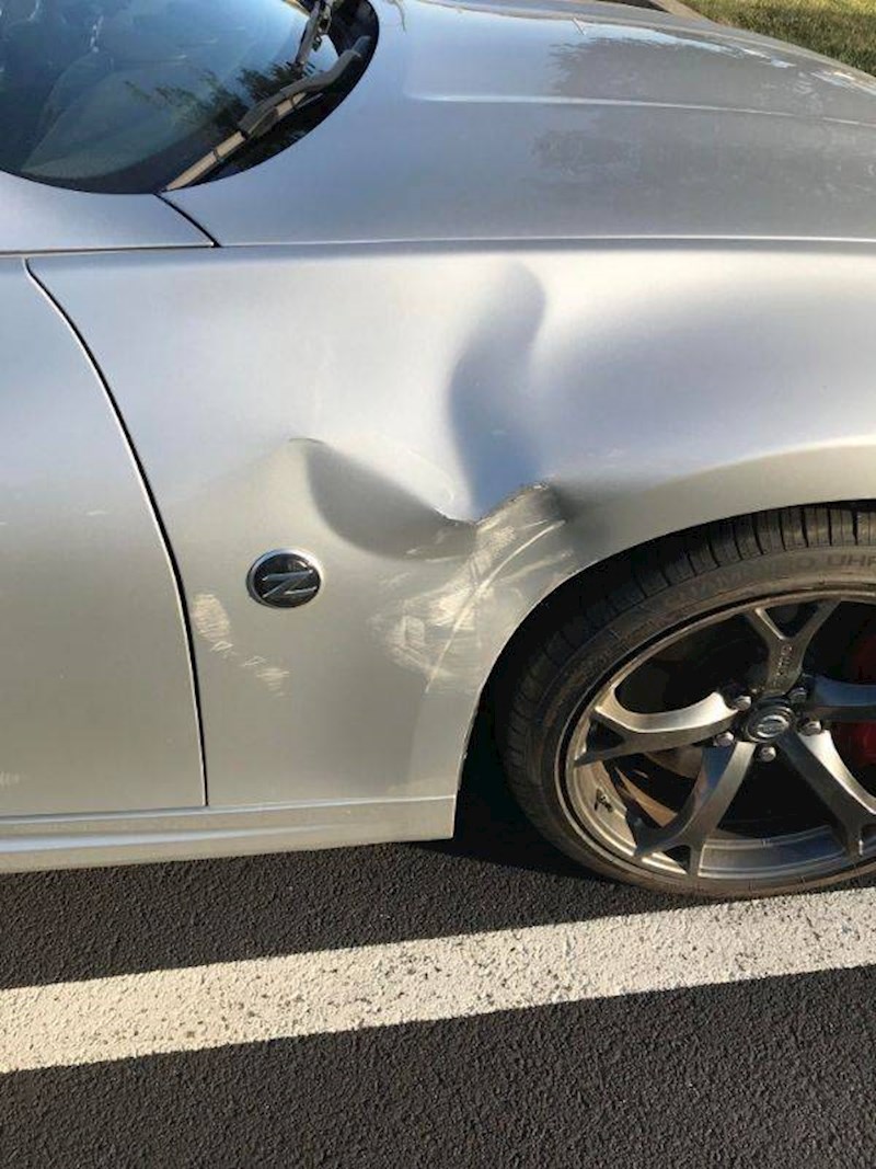 "Vratio sam se s godišnjeg (na koji nisam išao autom), dočekalo me je ovo. Naše naselje nema nikakve kamere pa nemam pojma što se dogodilo i tko je ovo učinio. Morao sam platiti popravak 1000 dolara."