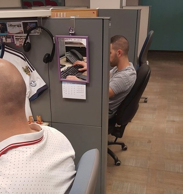 Ruke koje gore vidite zapravo pripadaju muškarcu u bijeloj majici. Razmislite kako je to moguće, nije teško.