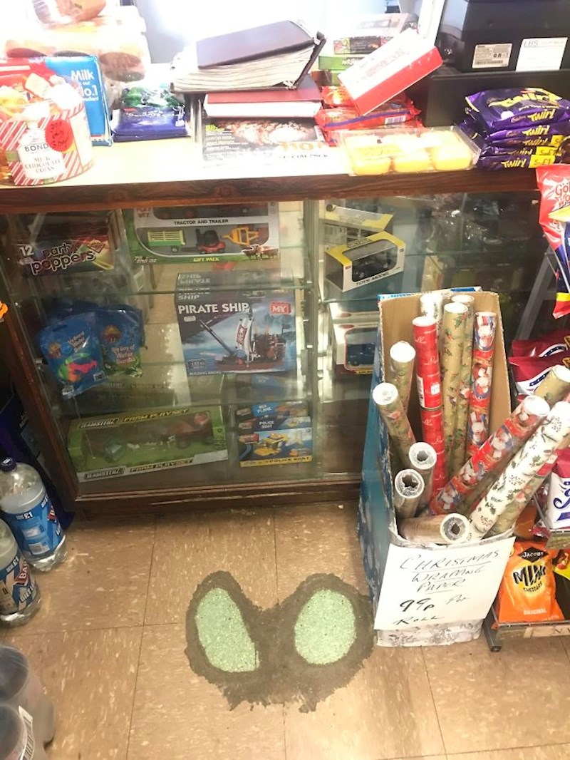 Pod se izlizao na mjestu na kojem stoji prodavačica.